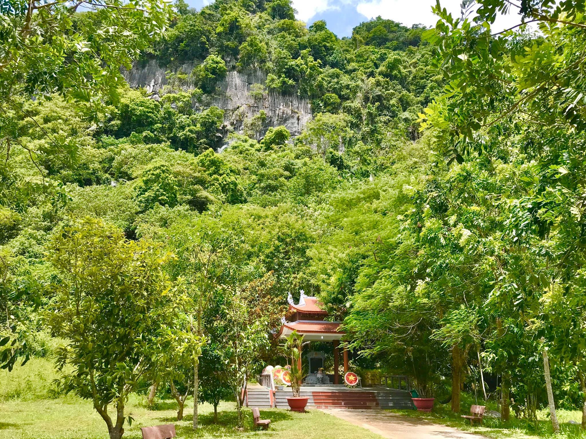 Nhà bia tưởng niệm tại Khu di tích