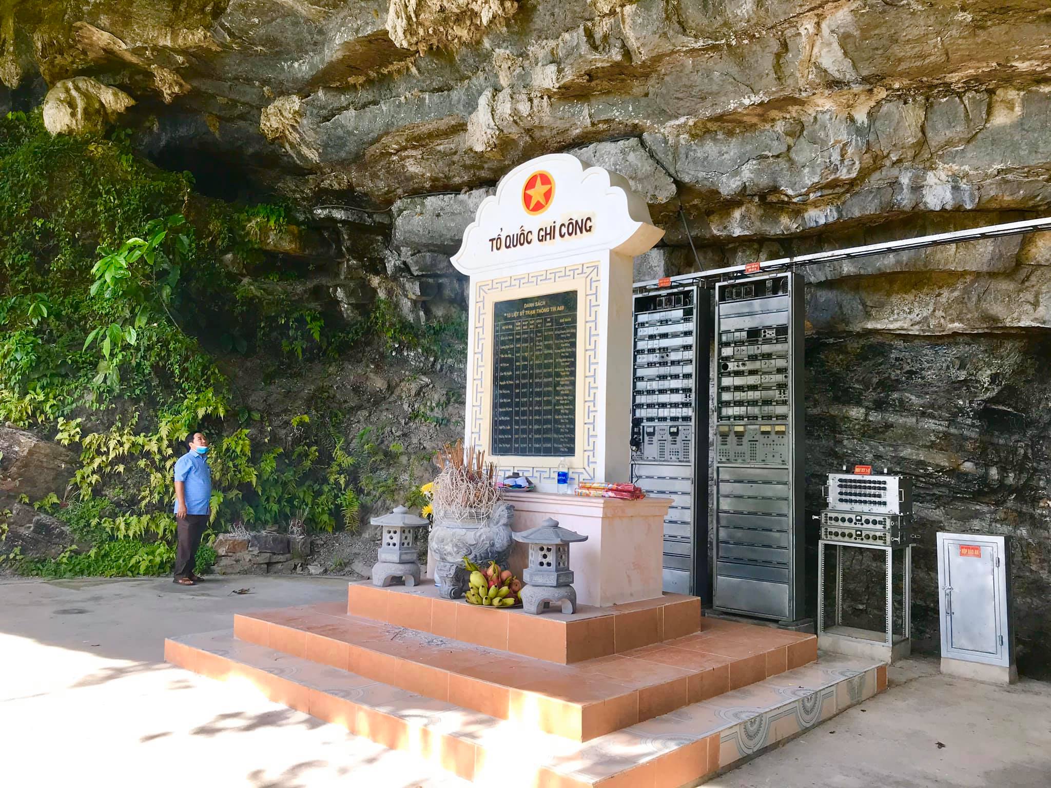 Bia tưởng niệm ở trên Hang Lèn Hà