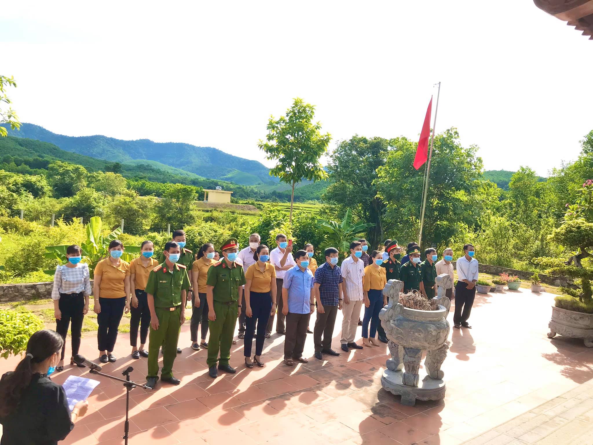 đoàn cán bộ, công chức, người lao động xã Thanh Hoá, cùng đại diện Đại đội 1 Thông tin Liên lạc, tổ công tác Đồn Biên phòng Ra Mai tham gia Lễ dâng hương
